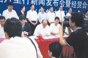 中共中央政治局委员新疆维吾尔自治区党委书记王乐泉‖、山东省副省长王仁元出席集团公司乌鲁木齐重工工业园项目签字仪式