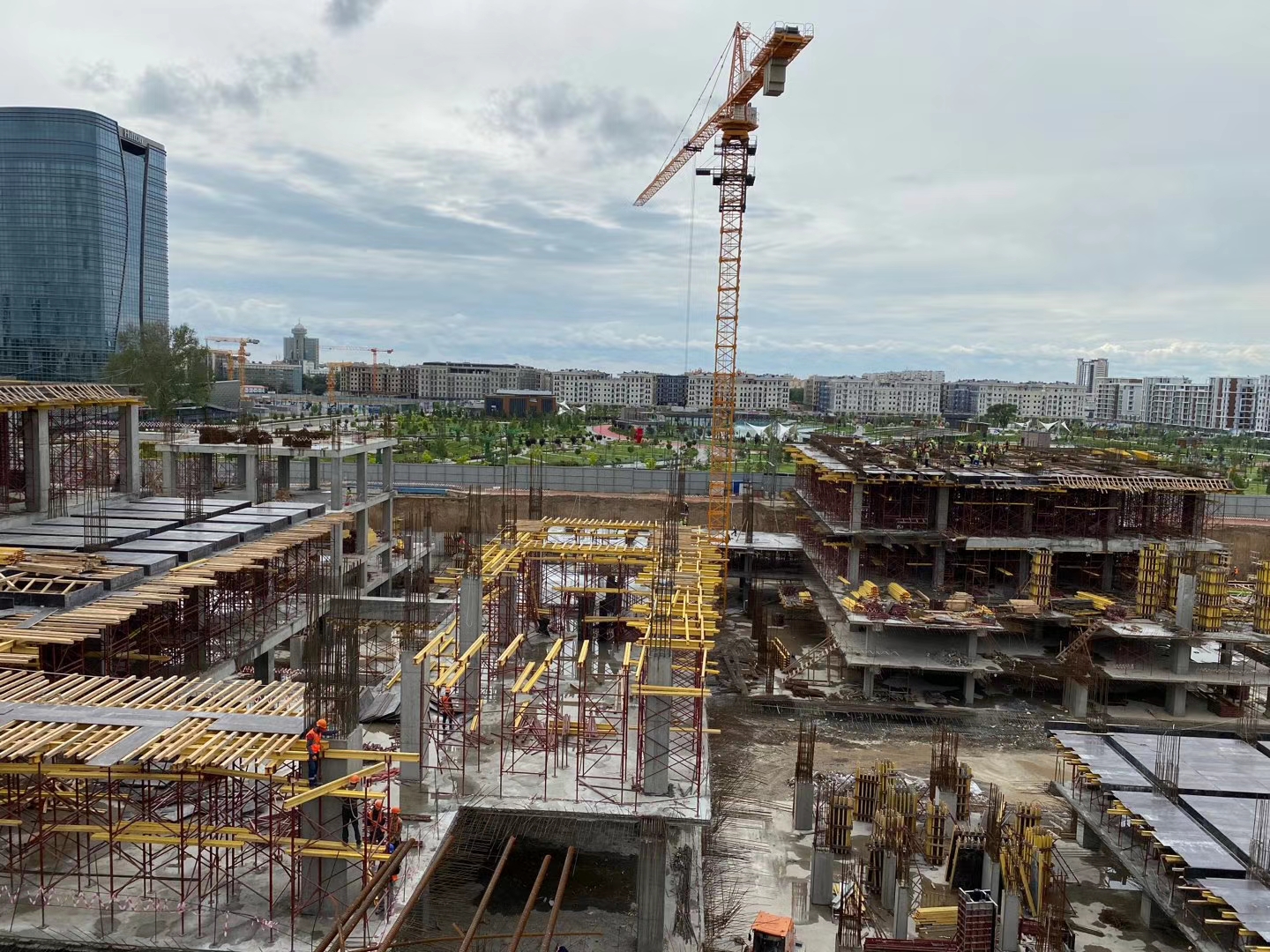 山东鸿达建工集团有限公司“铁力士”牌大型鸿达塔吊塔机扬威俄罗斯